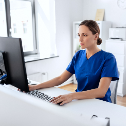 Nurse usese healthcare organizations management software for admin tasks 
